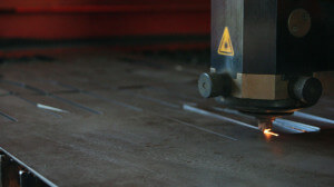 Imagem da precisão e qualidade que corte a laser proporciona nas chapas de aço.