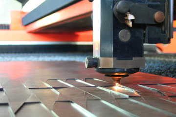 Foto do corte a laser e corte laser funcionando.