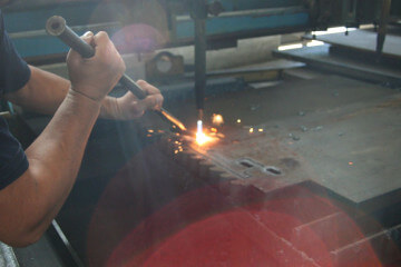 Imagem da técnica do corte a laser em chapas de aço.